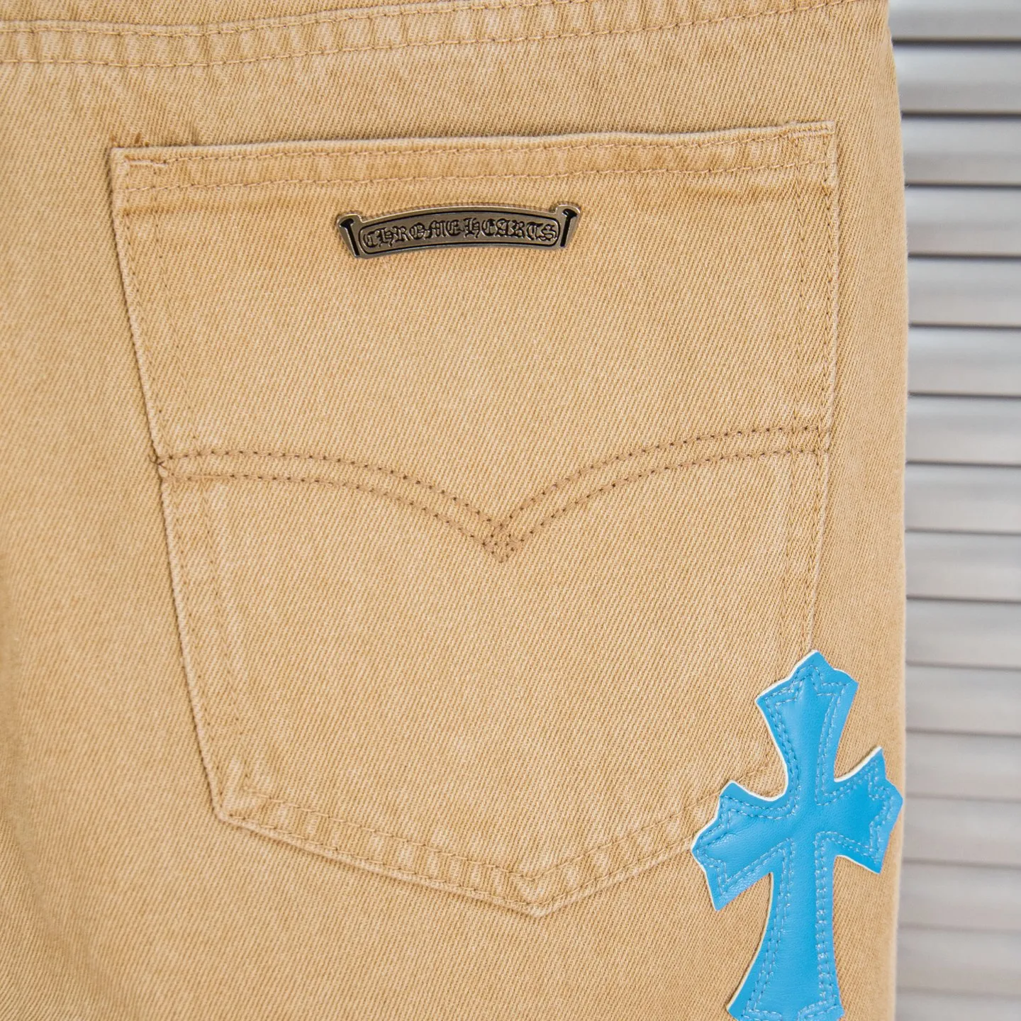 P240 Chrome Hearts 2025 New Light Blue Cross Leather Label Couple Washed Jeans This season’s hot item is sought after by countless celebrities and fashionistas. The neat details of the cutting process add color to the playful fashion! The neat and meticulous design, and the well-fitting structure is unique. The upper body not only has outstanding recognition, but also looks younger and younger. A style with the ultimate wearing meaning and performance, gorgeous color matching, and the craftsmanship of this style is also extremely extraordinary. After the finished product is washed, it is disassembled and hand-made with sheepskin cross leather and then spliced ​​together to complete. The whole piece has too many craftsmanship to describe. It is decorated with patchwork cross flowers and high-waisted washed jeans! ! Absolutely high-end luxury product, a god-level single product, a super popular product, made with top heavy industry, a magic weapon that cannot be missed. Style number: 1867# Size: 28 30 32 34 Color: khaki blue